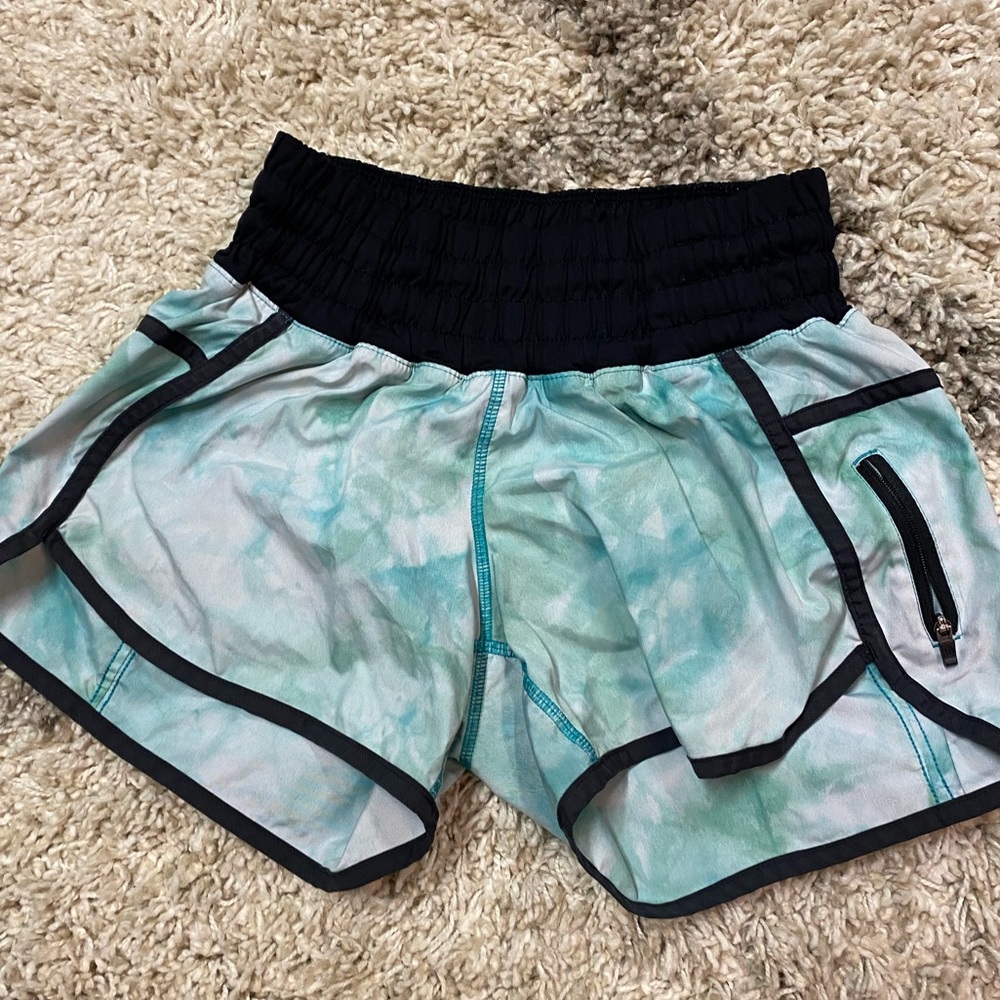 Lululemon Tracker Short II *2-way Stretch
Spray Dye White Blue Tropics / Black